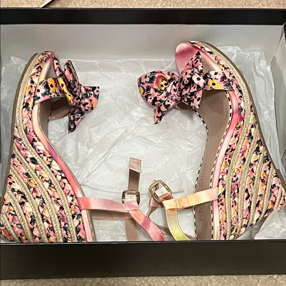 Betsey Johnson Carrie Floral Platform Wedge Heels Size 7